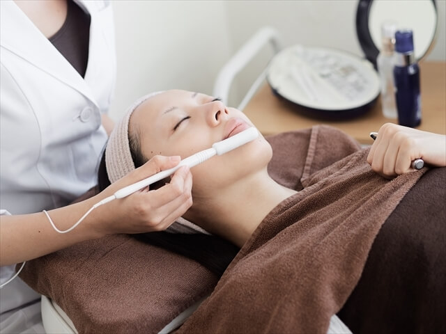 フェイシャルエステを受ける女性のリラクゼーション