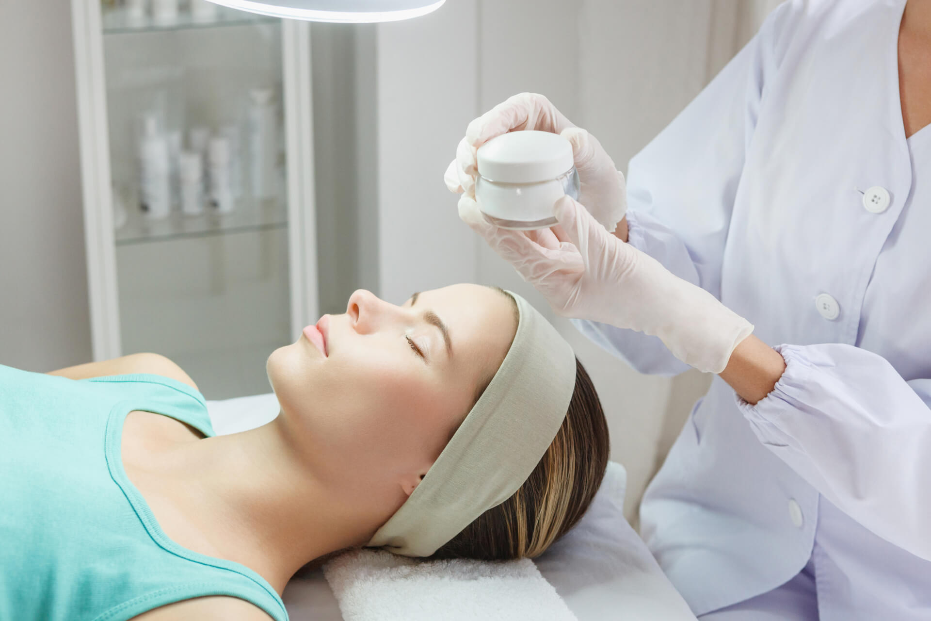 サロンでフェイシャル施術を受ける人