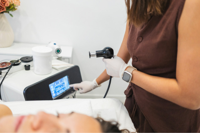 美容機器を使ったフェイシャルトリートメント