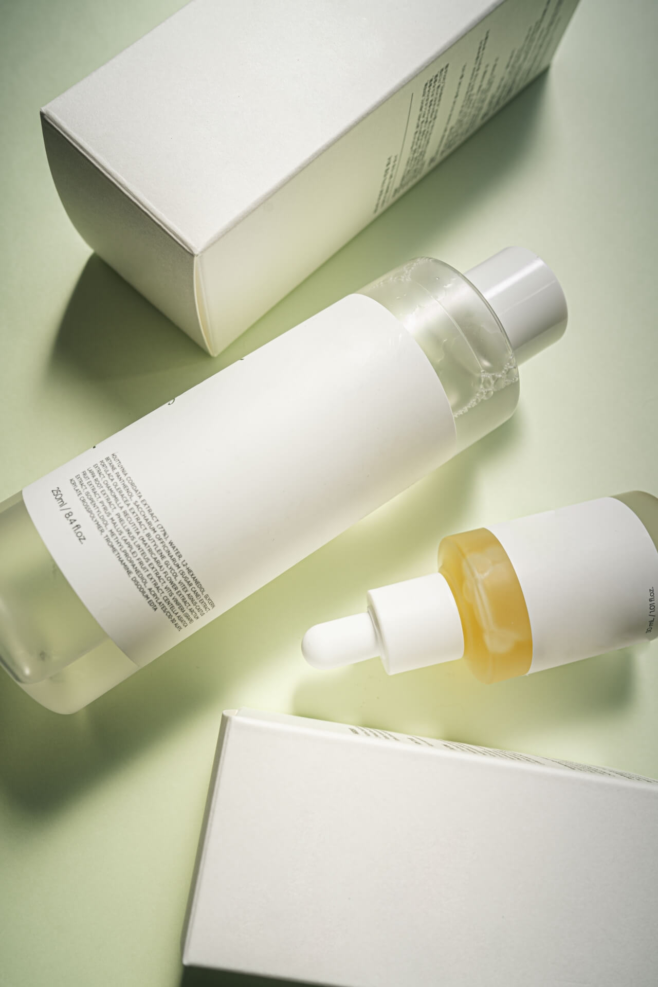 ミニマルな化粧品ボトルと箱