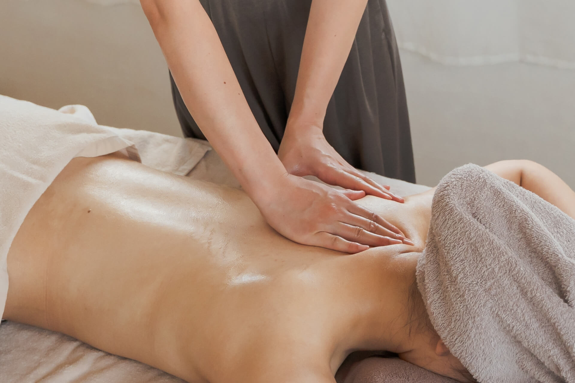 オイルマッサージを受ける人