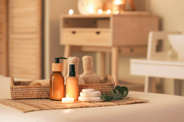 スパのテーブルに置かれた製品セット
