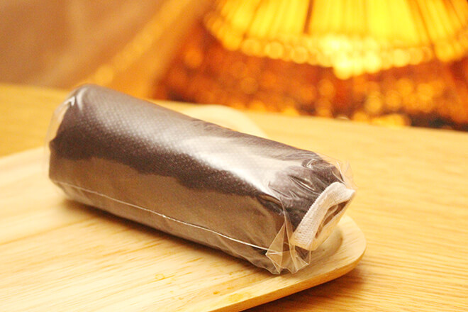 温かいおしぼりがテーブルに置かれる