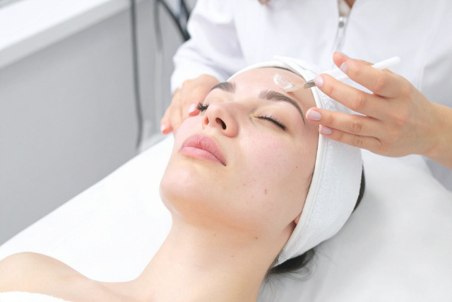 フェイシャルマッサージを受ける女性