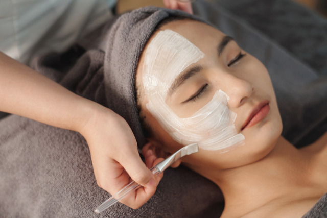 フェイシャルパックを受ける女性のスパ体験